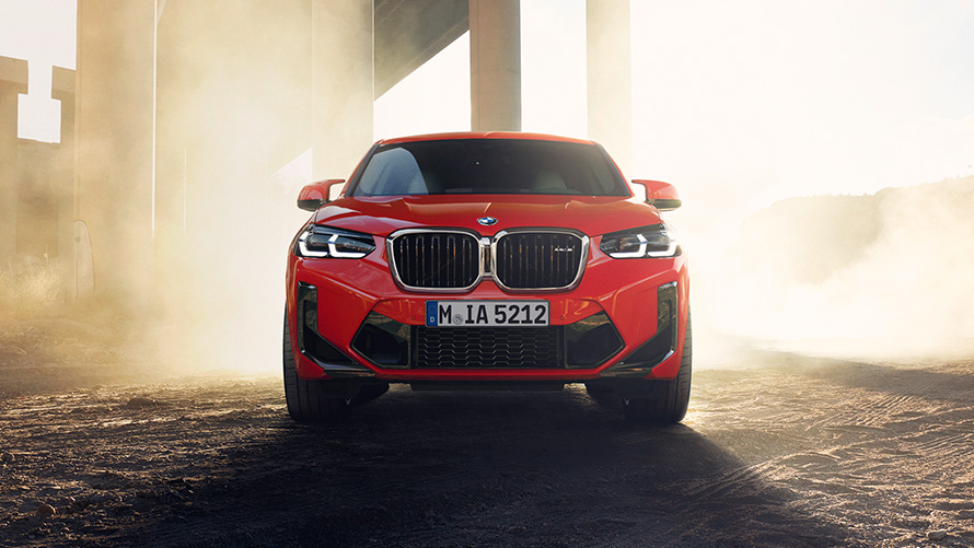 BMW X4 M F98 LCI Facelift 2021, toonis Toronto Red metallik, eestvaade sillasammaste ees