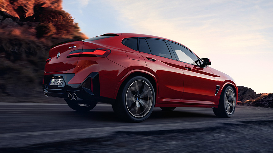 BMW X4 M F98 LCI Facelift 2021, toonis Toronto Red metallik, kolm neljandikku tagantvaade teel sõitmas