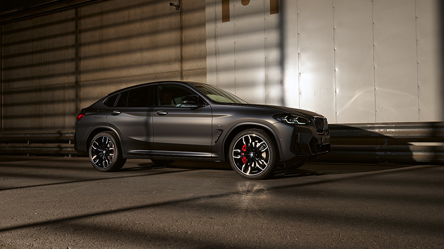 BMW X4 M40i G02 LCI 2021 Facelift, külgvaade läikiva seina ees