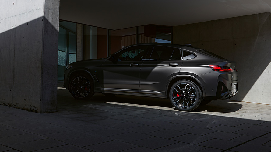 BMW X4 M40i G02 LCI 2021 Facelift, külgvaade pooleldi varjus, maja sissepääsu ees
