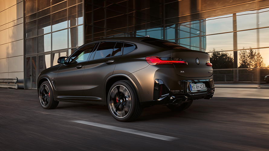 BMW X4 M40i G02 LCI 2021 Facelift, kolm neljandikku tagantvaade klaasfassaadi ees
