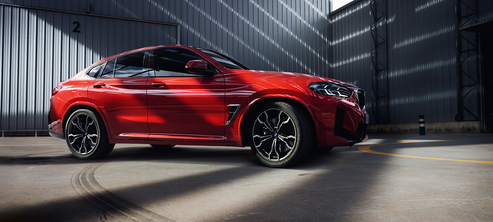 Kolm neljandikku eestvaade, BMW X4 M F98 LCI Facelift 2021 BMW X4 M F98 LCI Facelift 2021, toonis Toronto Red metallik, kolm neljandikku eestvaade tehasehoones