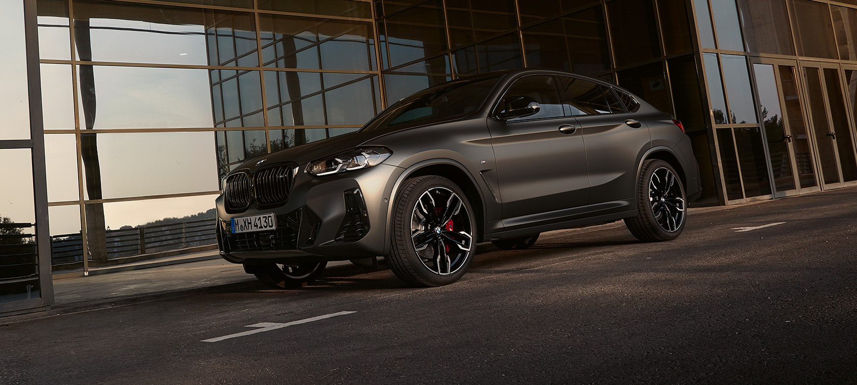Kolm neljandikku eestvaade, BMW X4 M40i G02 LCI 2021 Facelift BMW X4 M40i G02 LCI 2021 Facelift, kolm neljandikku eestvaade klaasfassaadi ees