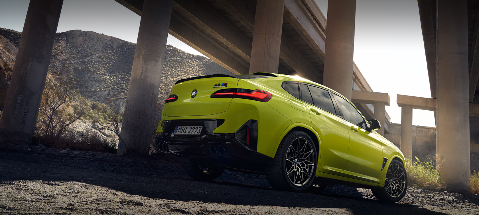BMW X4 M Competition F98 LCI Facelift 2021, külgvaates seismas BMW X4 M Competition F98 LCI Facelift 2021, toonis BMW Individual Frozen Portimao Blue metallik, külgvaade seismas