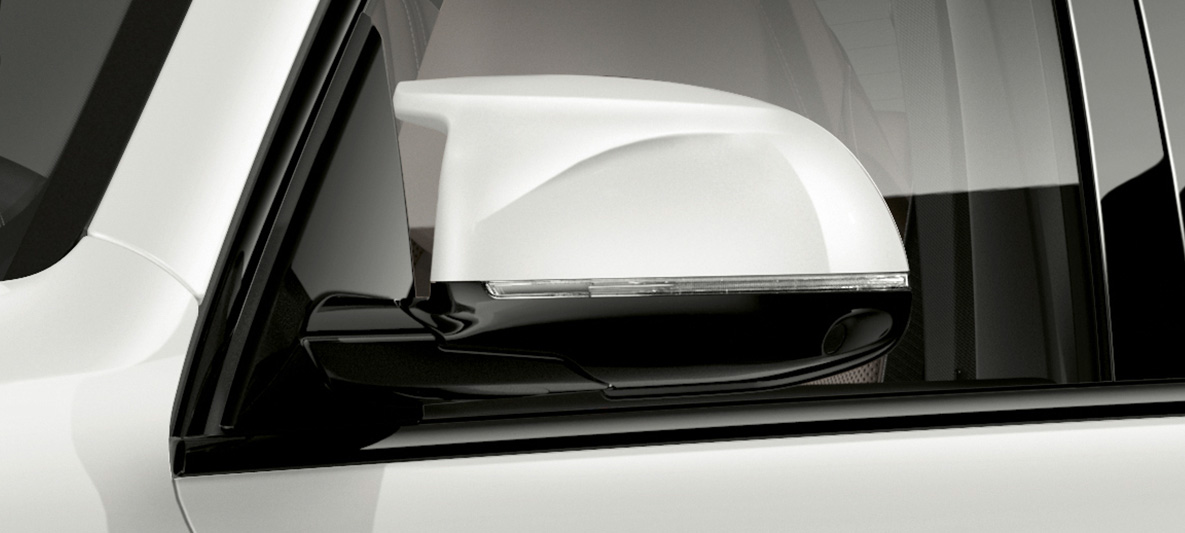 Küljepeeglikatted mudelil BMW X5 M Küljepeeglikatted, BMW X5 M toonis Mineral White, F95, lähivaade
