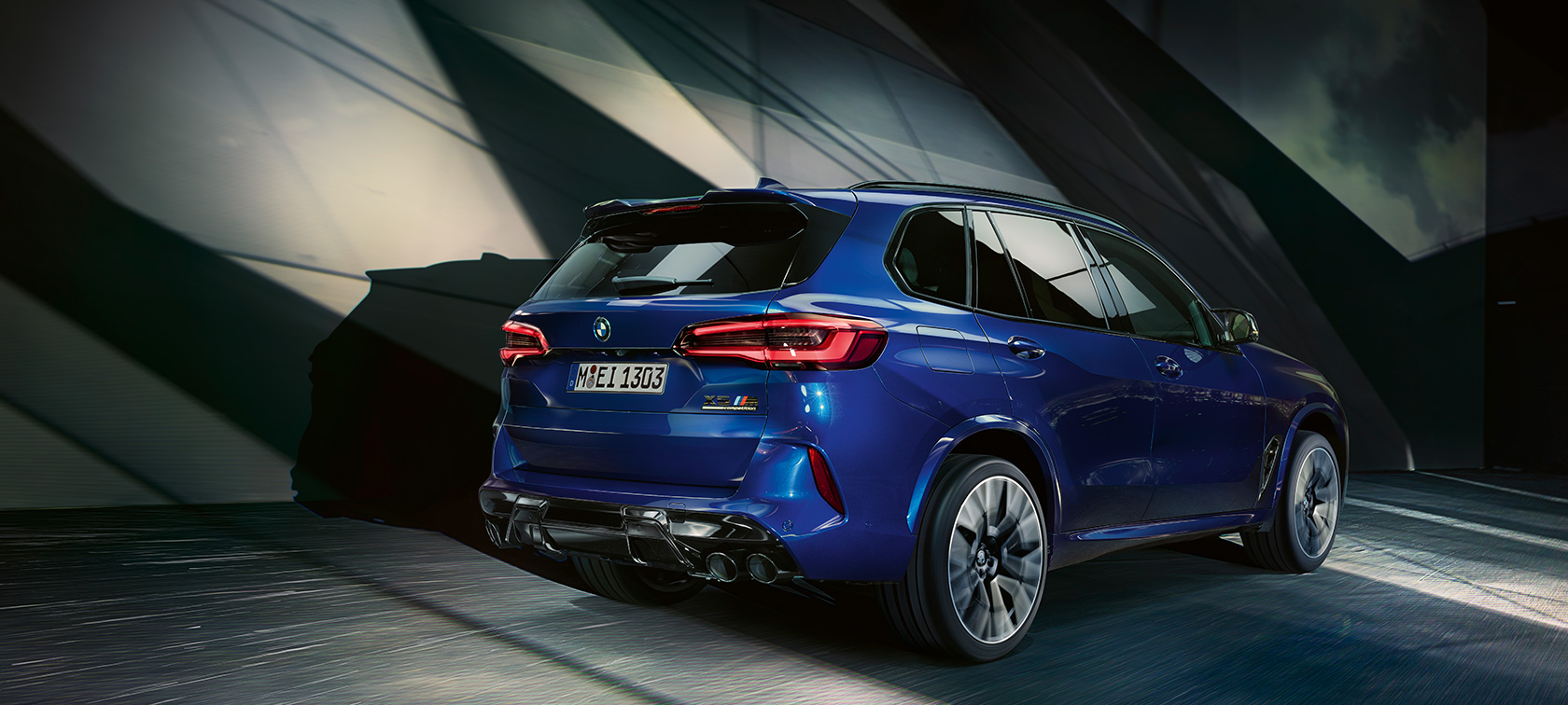 BMW X5 M Competition , 3/4 tagantvaade BMW X5 M Competition F95 2020 toonis Marina Bay Blue metallik. 3/4 tagantvaade