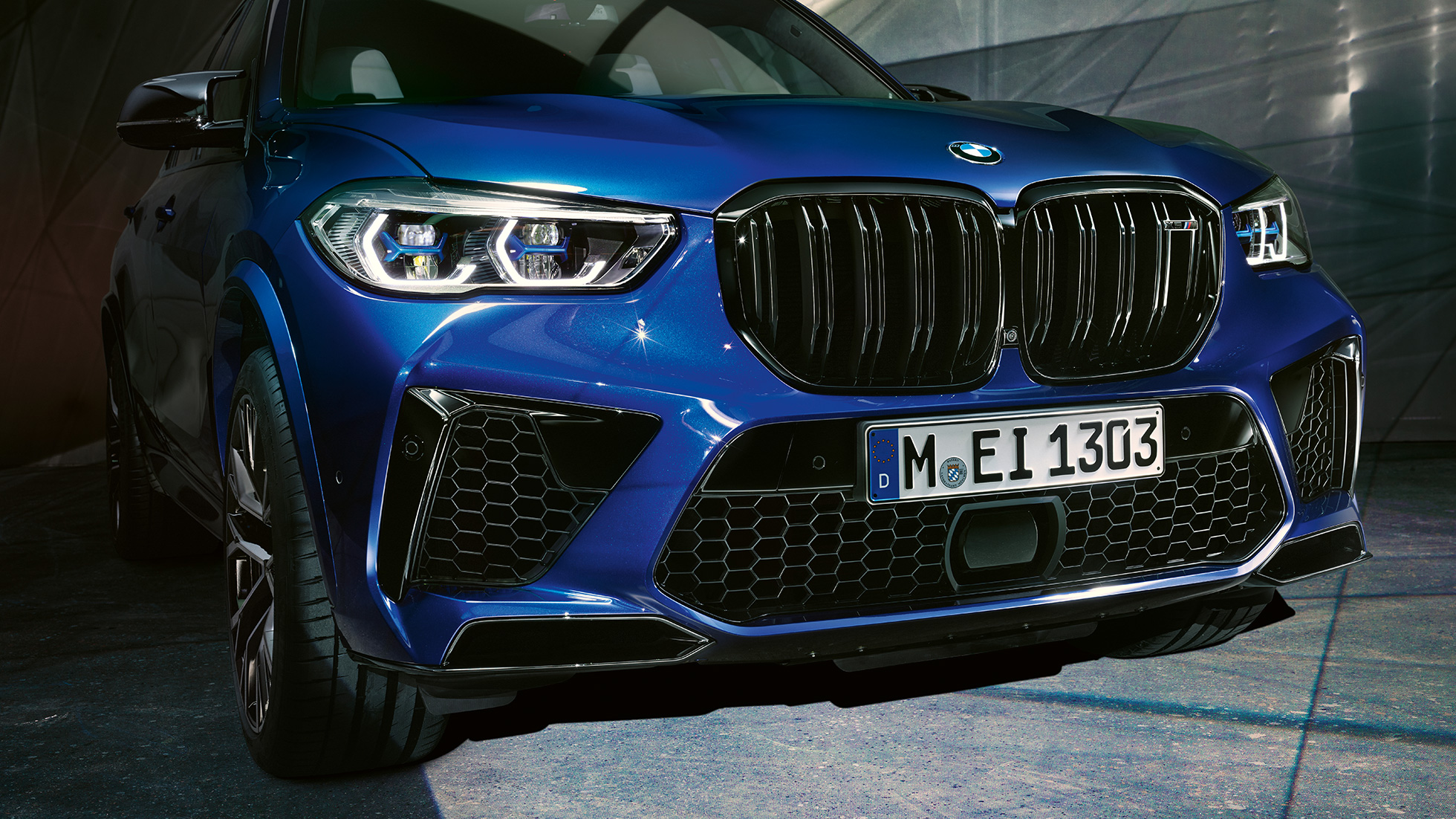 M neerukujuline iluvõre mudelil BMW X5 M Competition M neerukujuline iluvõre mudelil BMW X5 M Competition F95 toonis Marina Bay Blue metallik, esiosa lähivaade