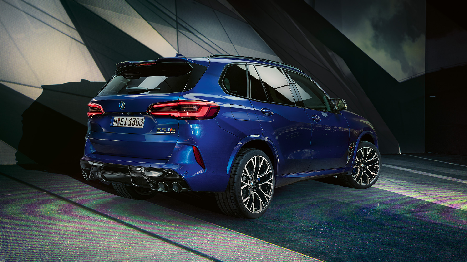 BMW X5 M Competition, 3/4 tagantvaade M Sport väljalaskesüsteemiga BMW X5 M Competition F95 toonis Marina Bay Blue metallik, 3/4 tagantvaade
