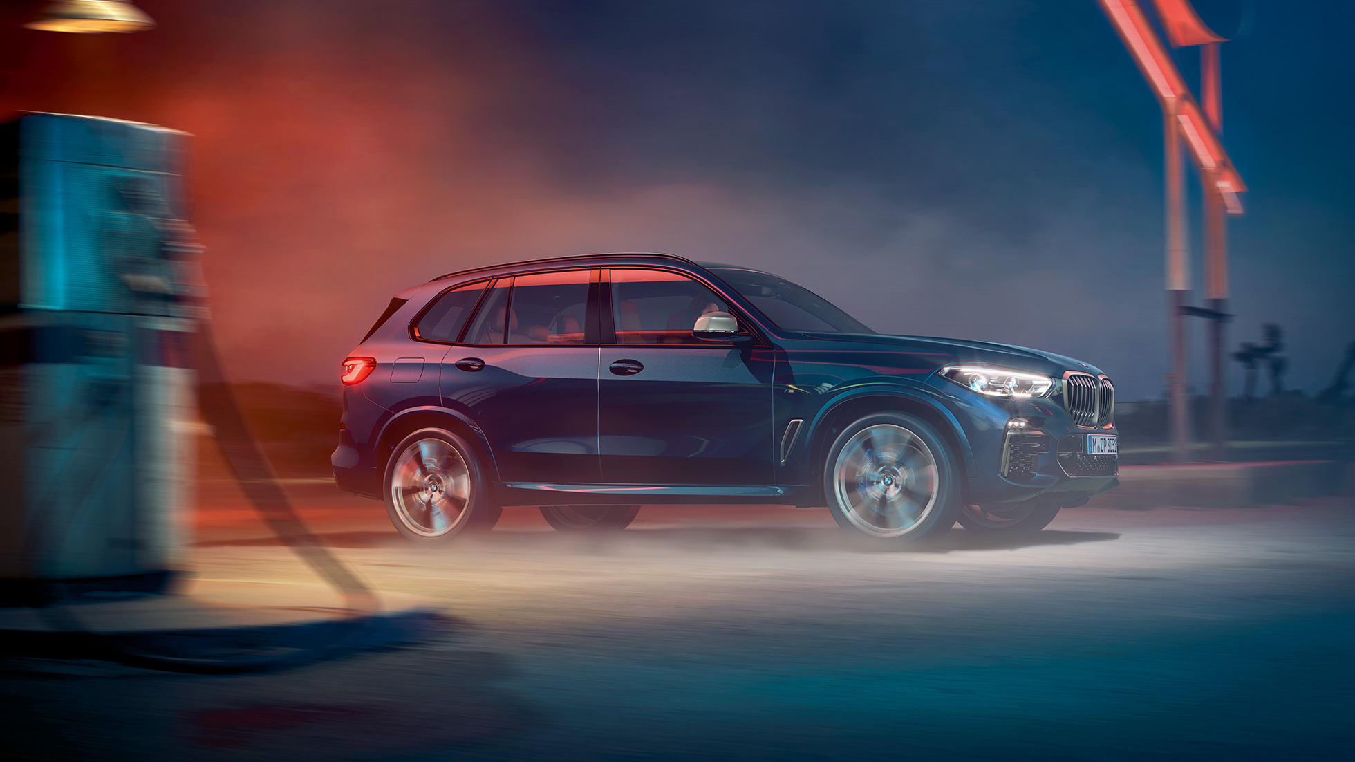 BMW X5 M50i külgvaade M-kergmetallvelgedega BMW X5 M50i G05 toonis Carbon Black metallik, külgvaade