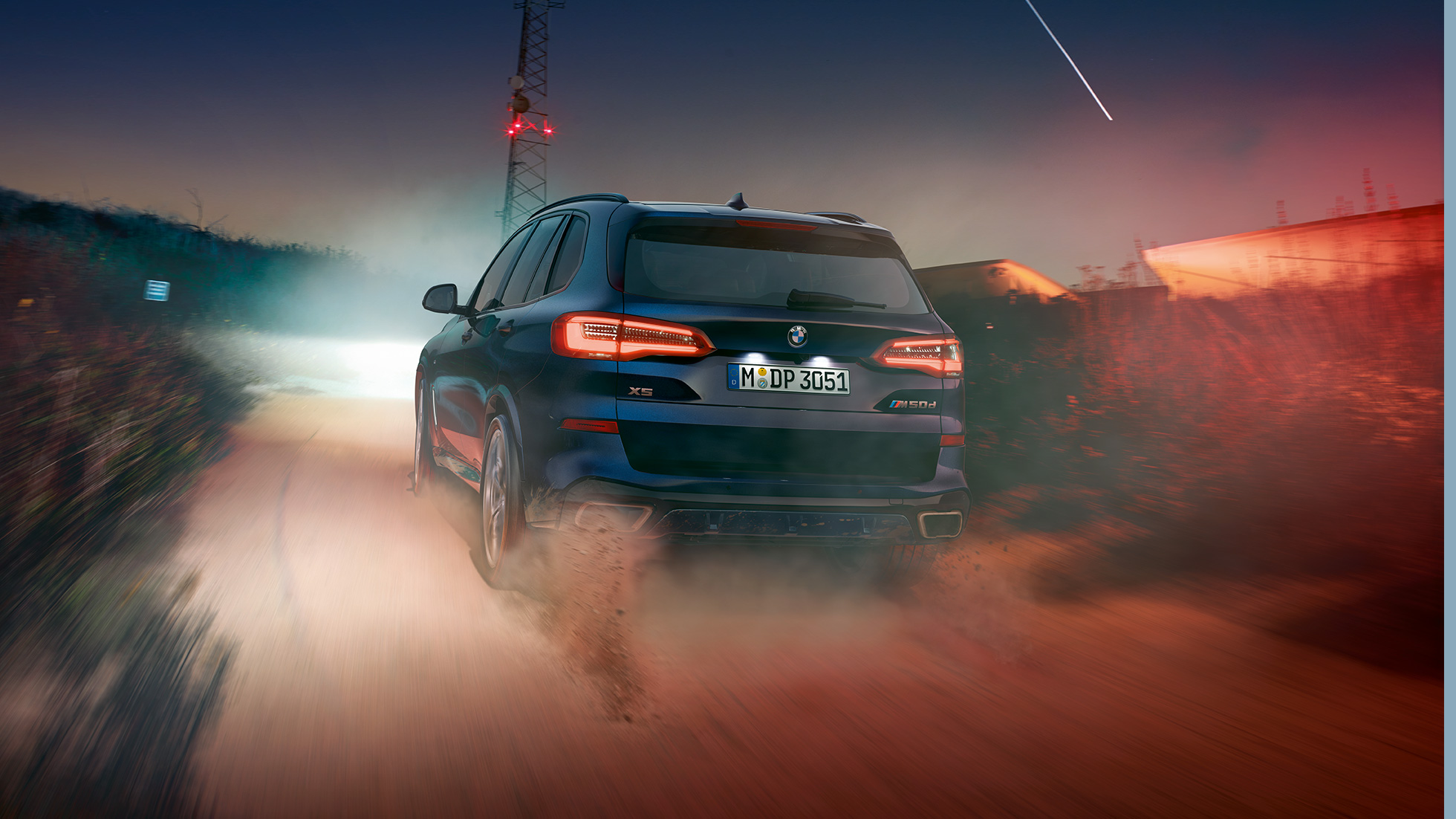 BMW X5 M50d tagantvaade M-katusespoileriga BMW X5 M50d G05 toonis Carbon Black metallik, tagantvaade