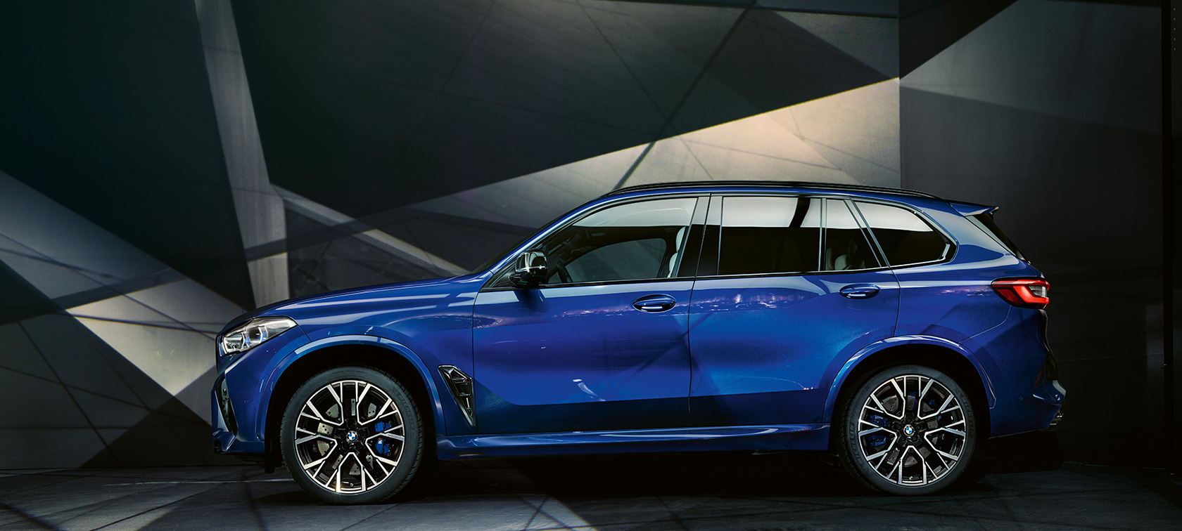 BMW X5 M Competition, külgvaade BMW X5 M Competition toonis Marina Bay Blue metallik, F95, külgvaade