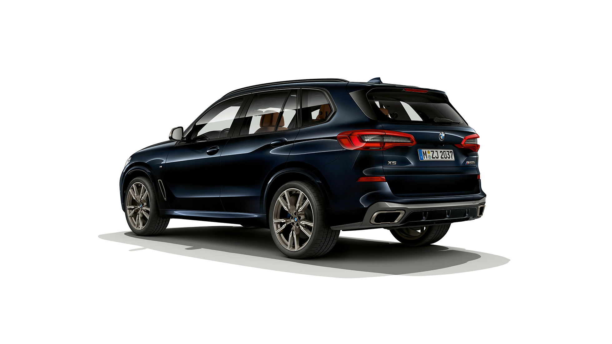 BMW X5 M50i tagantvaade M-katusespoileriga BMW X5 M50i G05 toonis Carbon Black metallik, tagantvaade