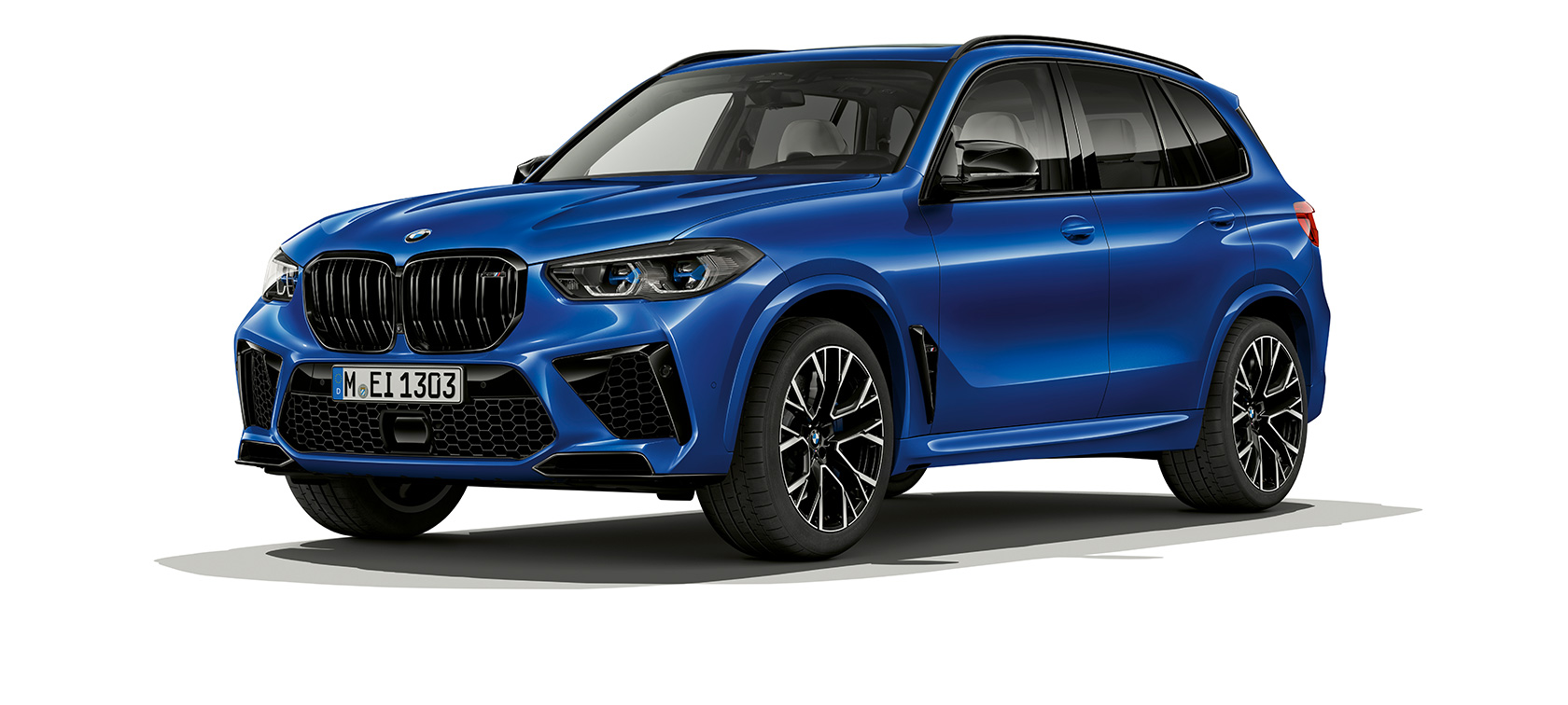 BMW X5 M Competition F95 kolm neljandikku eestvaade BMW X5 M Competition F95 2020 SUV toonis Marina Bay Blue metallik kolm neljandikku eestvaade
