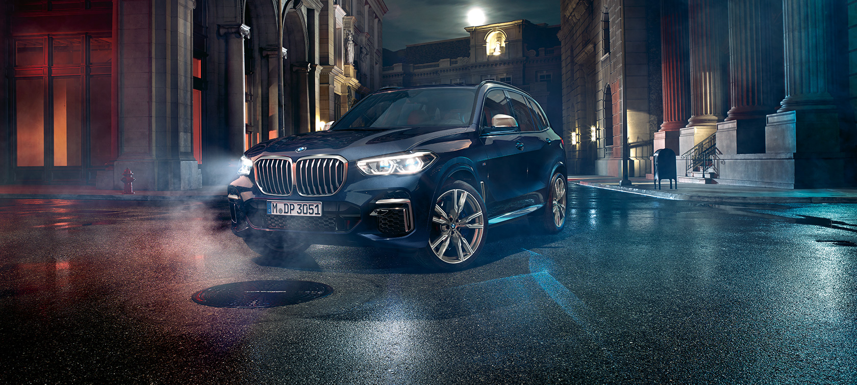 BMW X5 M50i and M50d G05 kolm neljandikku eestvaade BMW X5 M50i ja M50d G05 2018 SUV toonis Carbon Black metallik, kolm neljandikku eestvaade