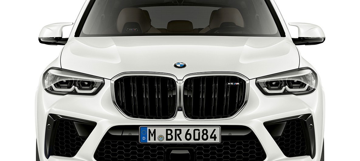 BMW X5 M F95 esiosa BMW X5 M F95 2020 SUV toonis Mineral White, M kaheosaline neerukujuline iluvõre, eestvaade