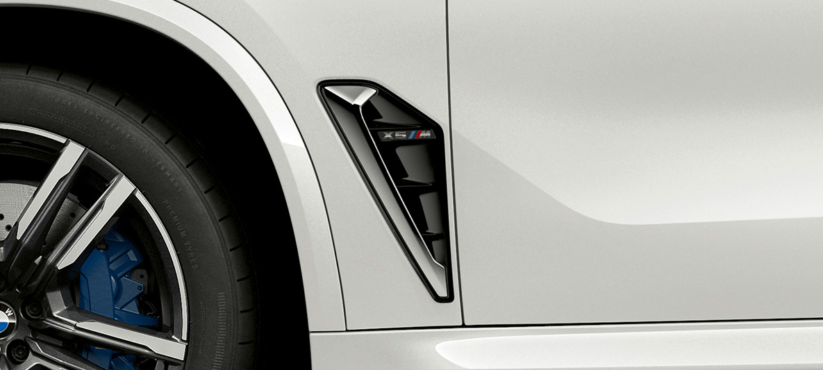 BMW X5 M F95 külgmised õhuavad BMW X5 M F95 2020 toonis Mineral White, M külgmine õhuava, lähivaade