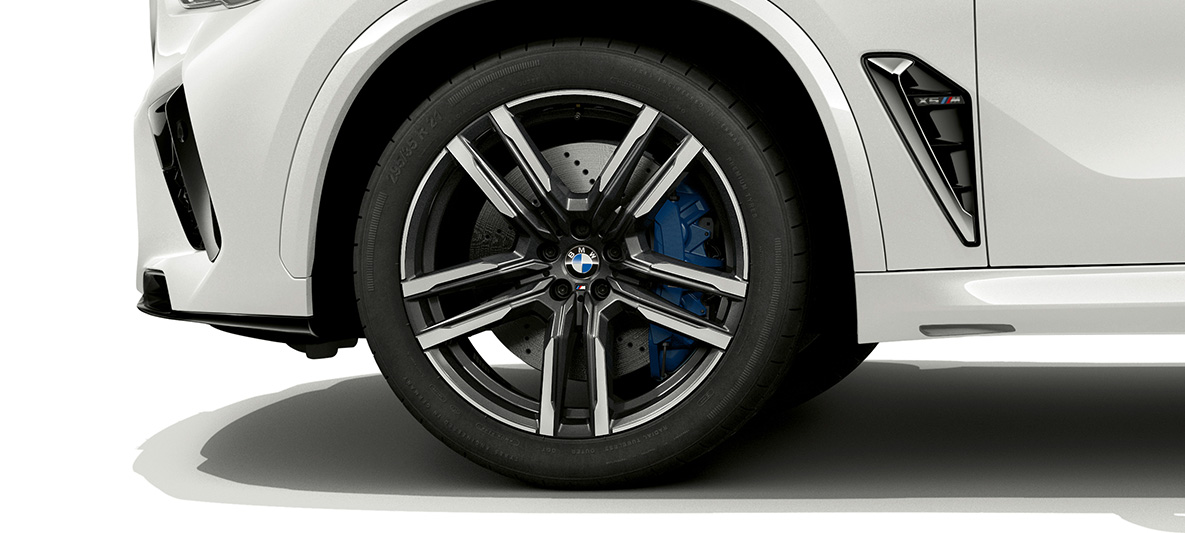 BMW X5 M F95 21-tollised M-kergmetallveljed toonis Bicolor Orbitgrey BMW X5 M Competition F95 2020 SUV toonis Mineral White, 21-tollised M-kergmetallveljed toonis Bicolor Orbitgrey, lähivaade