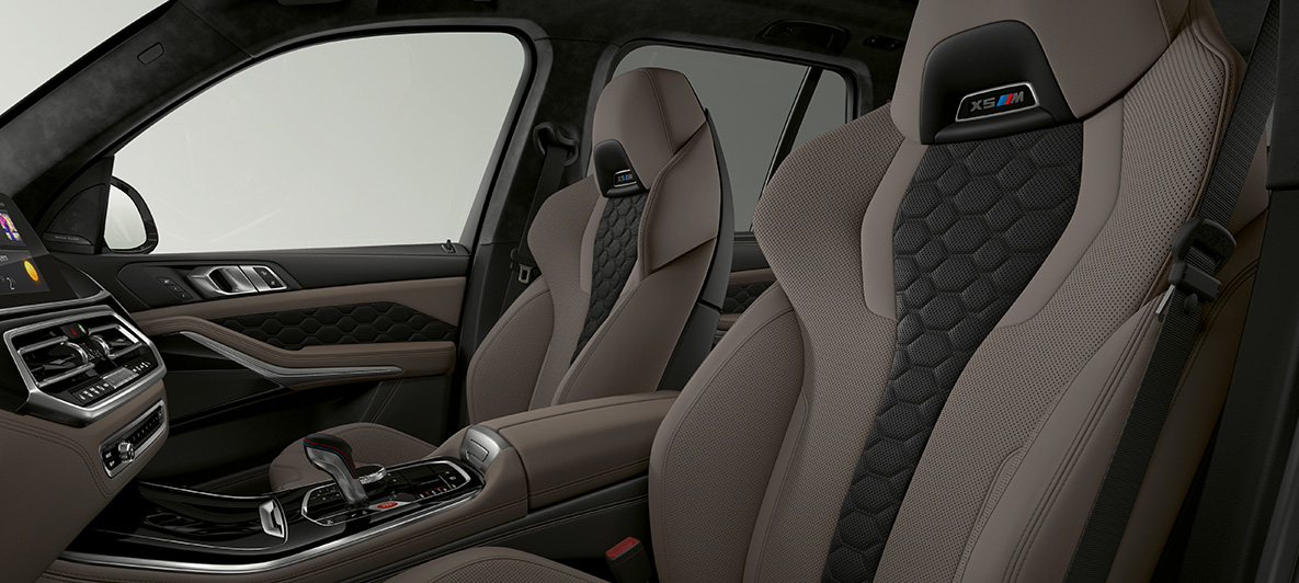 BMW X5 M F95 multifunktsionaalsed M-istmed BMW X5 M F95 2020 SUV salong, X5 M-logoga multifunktsionaalsed M-istmed