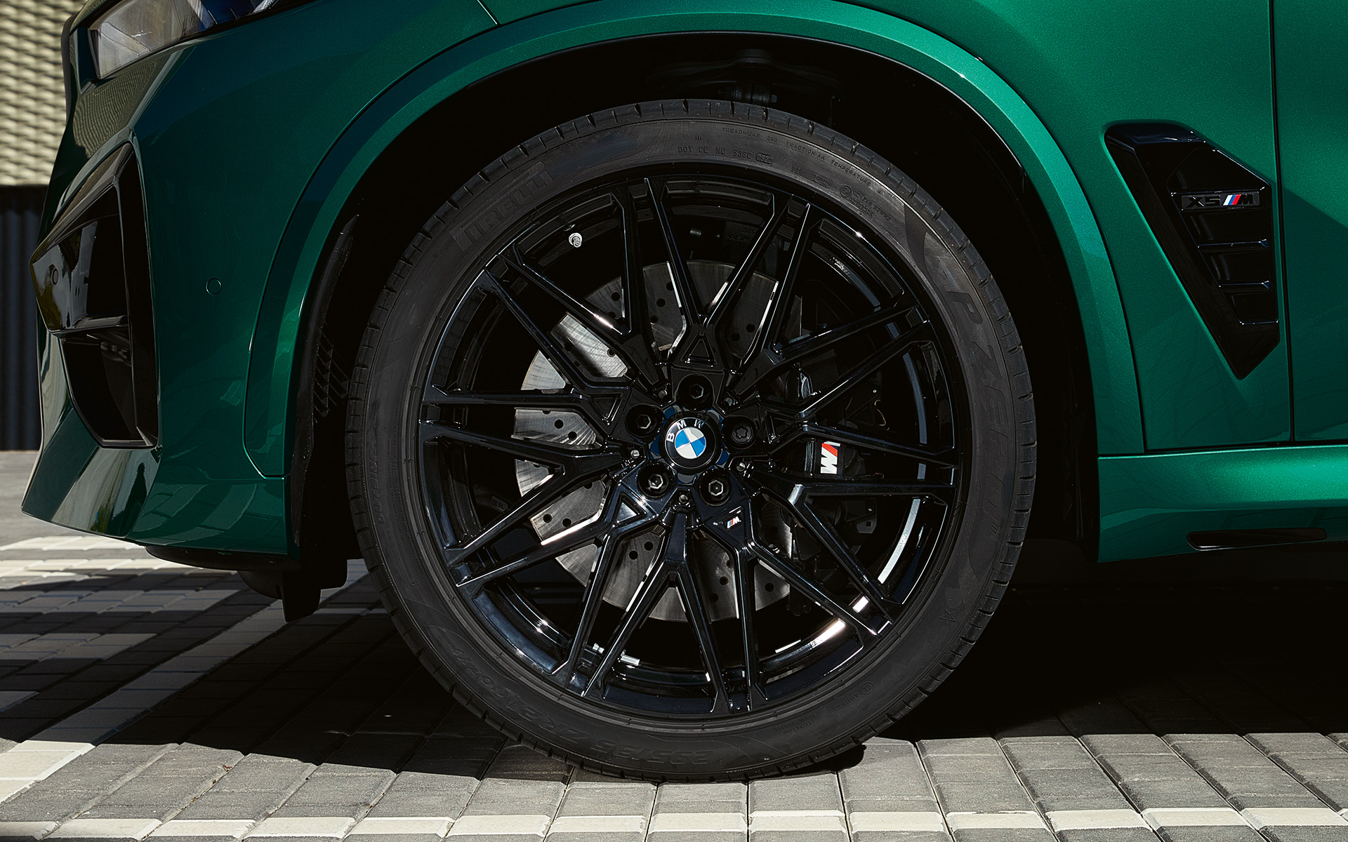 BMW X5 M Competition F95 2023, mustad 21-/22-tollised M-kergmetallveljed Star spoke 818 M