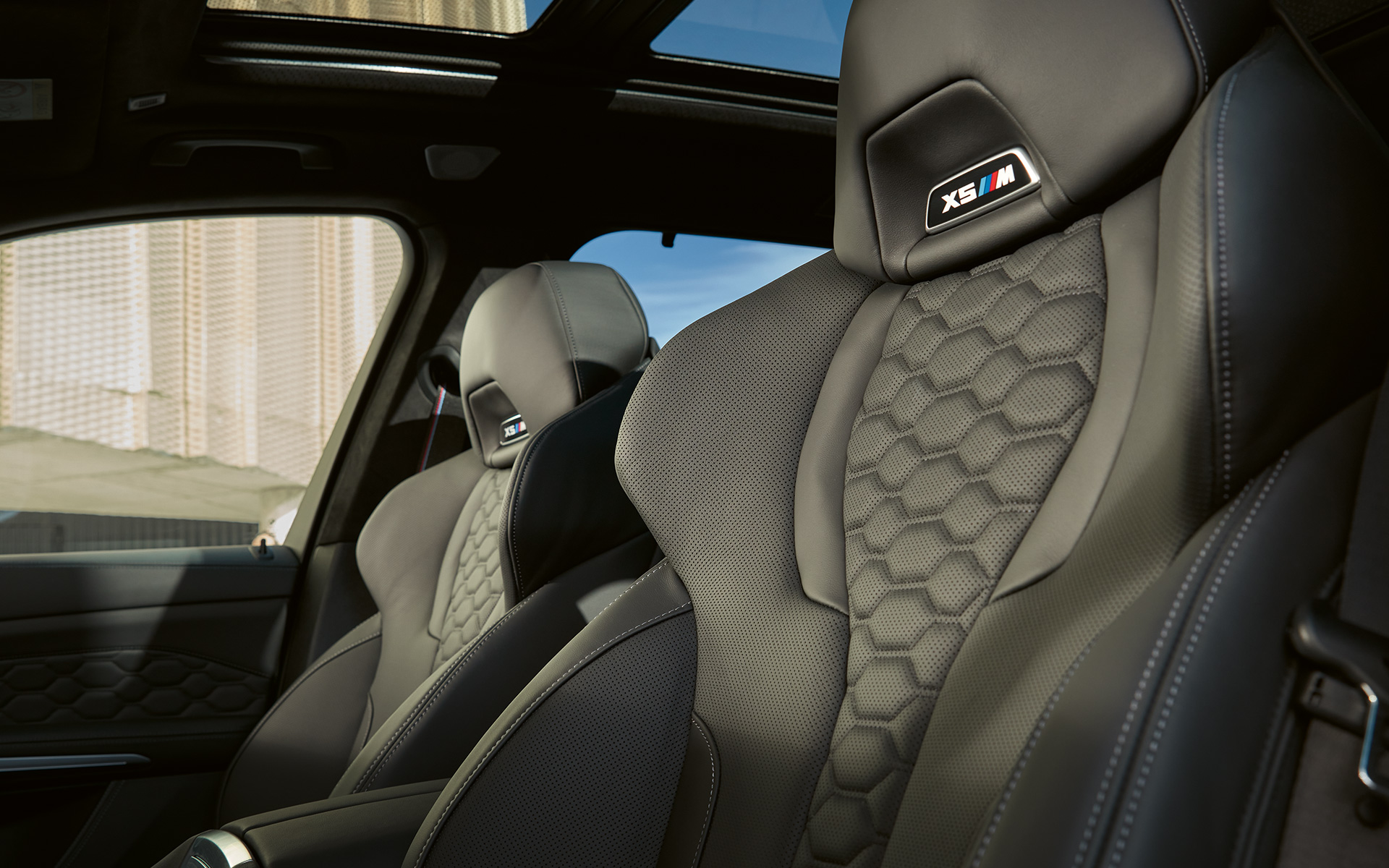 BMW X5 M Competition F95 2023, multifunktsionaalsed M-istmed