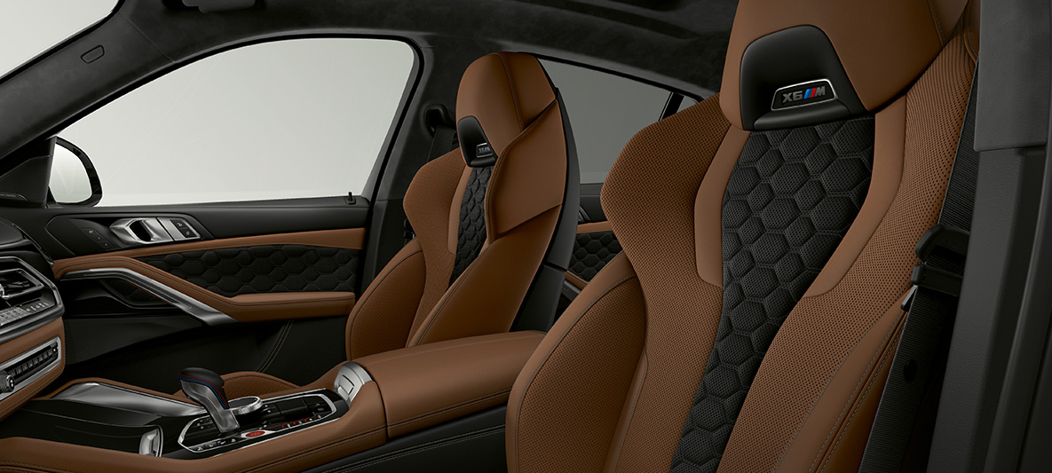 Multifunktsionaalsed M-istmed mudelis BMW X6 M X6 M logoga multifunktsionaalsed M-istmed mudeli BMW X6 M F96 2020 salongis