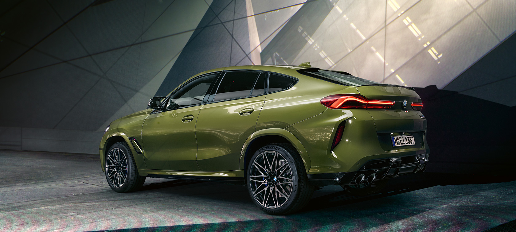 BMW X6 M Competition, 3/4 tagantvaade BMW X6 M Competition F96 2020 toonis BMW Individual Special Paint Urban Green, 3/4 tagantvaade