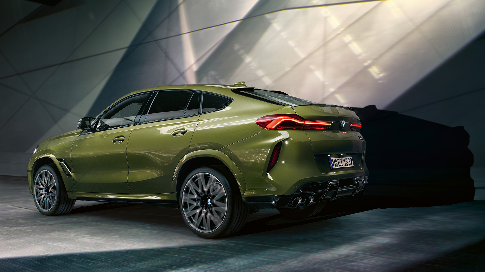 M xDrive’iga BMW X6 M Competition M xDrive’iga SUV BMW X6 M Competition F96 2020 toonis BMW Individual Special Paint Urban Green, kolm neljandikku tagantvaade