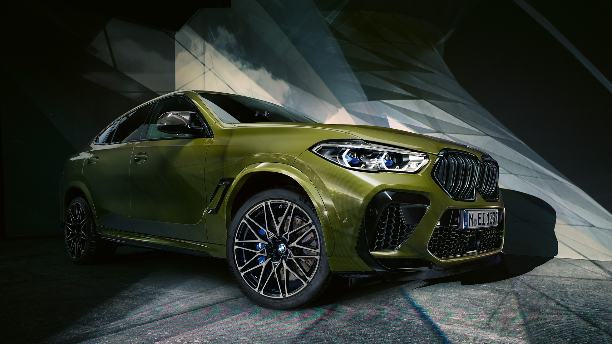BMW X6 M Competitioni välisdisain Välisdisain mudelil BMW X6 M Competition F96 2020 toonis BMW Individual Special Paint Urban Green, SUV, 3/4 eestvaade