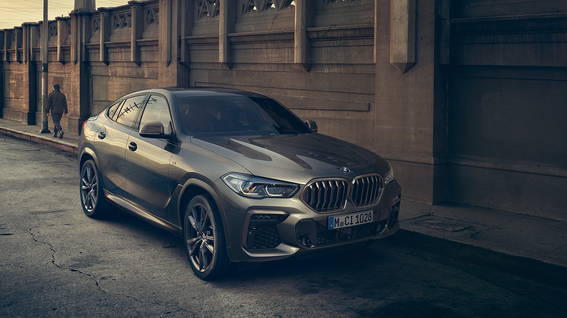 BMW X6 M50i M TwinPower Turbo kaheksasilindrilise bensiinimootoriga BMW X6 M50i koos M TwinPower Turbo kaheksasilindrilise bensiinimootoriga, G06, toonis Manhattan metallik, 3/4 külgvaade