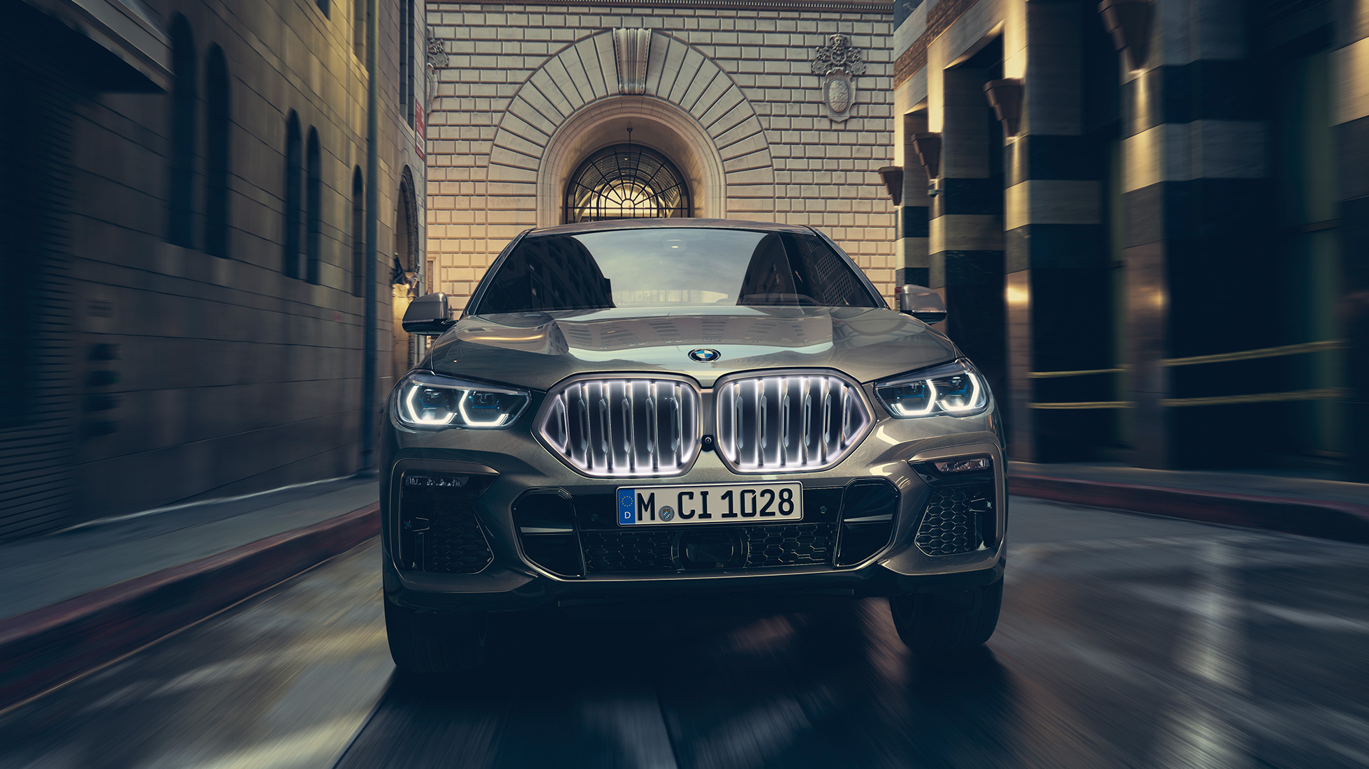 BMW X6 M50i M TwinPower Turbo bensiinimootoriga BMW X6 M50i M TwinPower Turbo bensiinimootoriga, G06, toonis Manhattan metallik, eestvaade