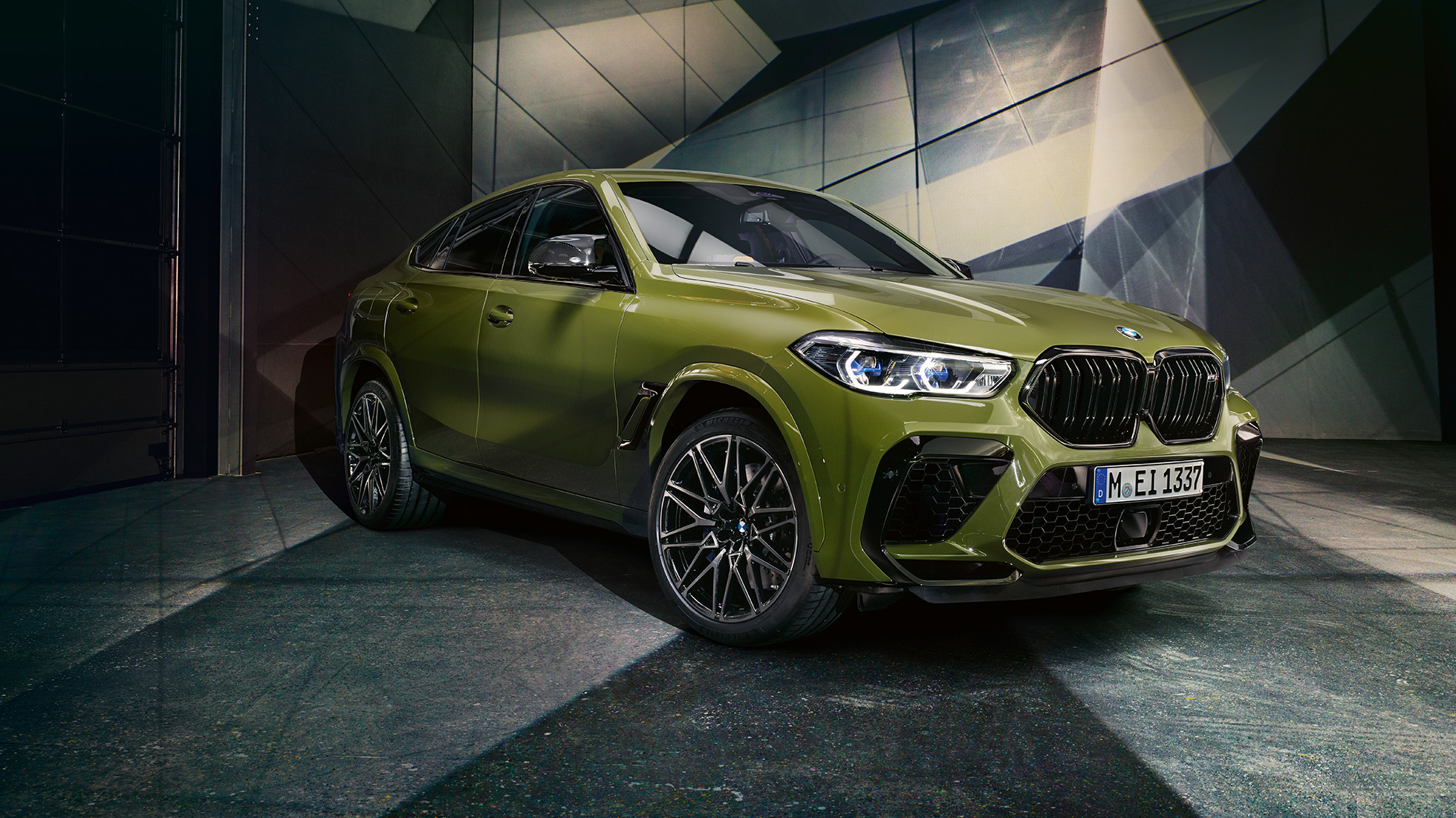 M neerukujuline iluvõre mudelil BMW X6 M Competition M neerukujuline iluvõre mudelil BMW X6 M Competition F96 toonis BMW Individual Special Paint Urban Green, SUV, 3/4 eestvaade