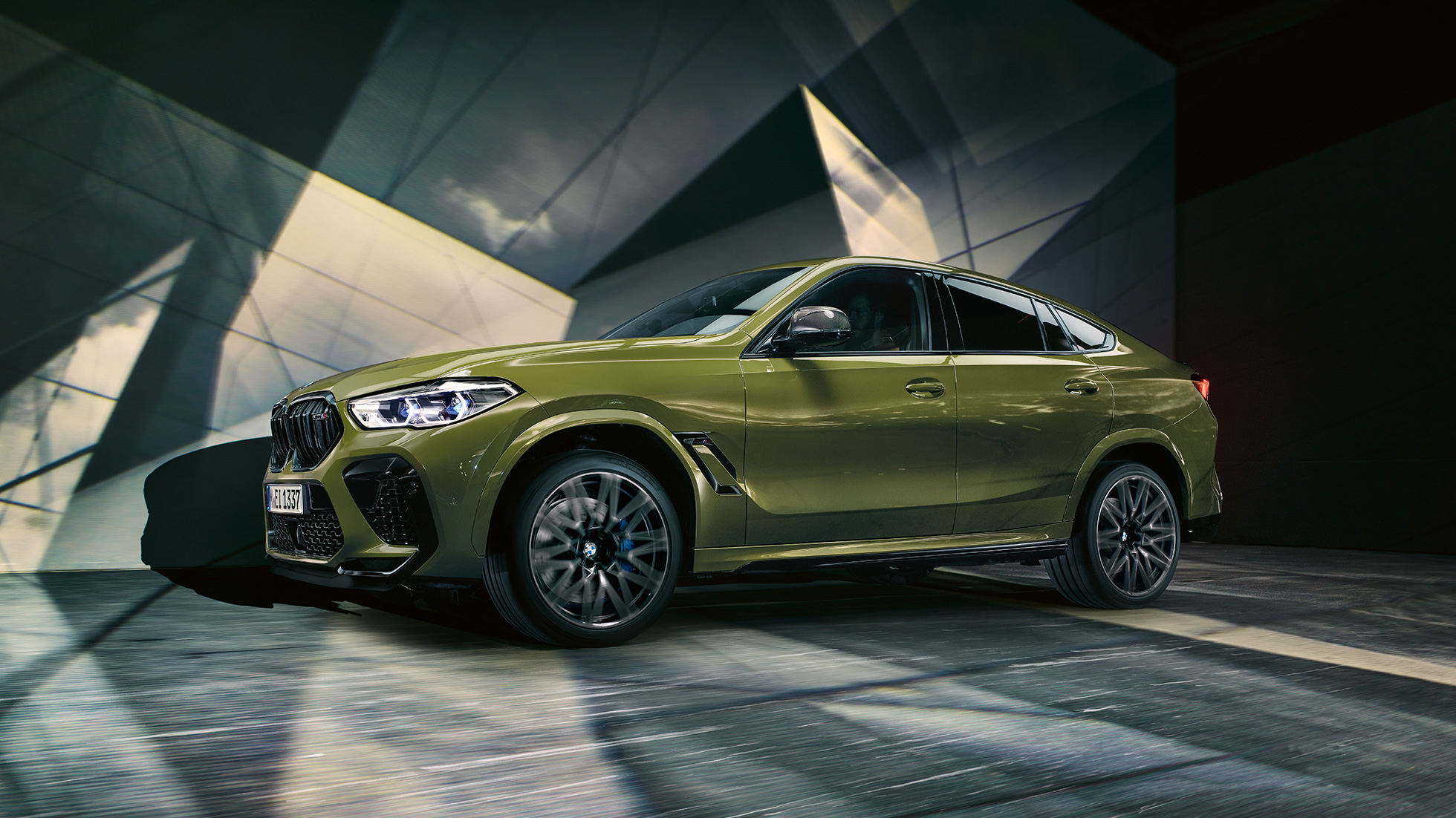BMW X6 M Competition, külgvaade M-kergmetallvelgedega BMW X6 M Competition F96 toonis BMW Individual Special Paint Urban Green, külgvaade
