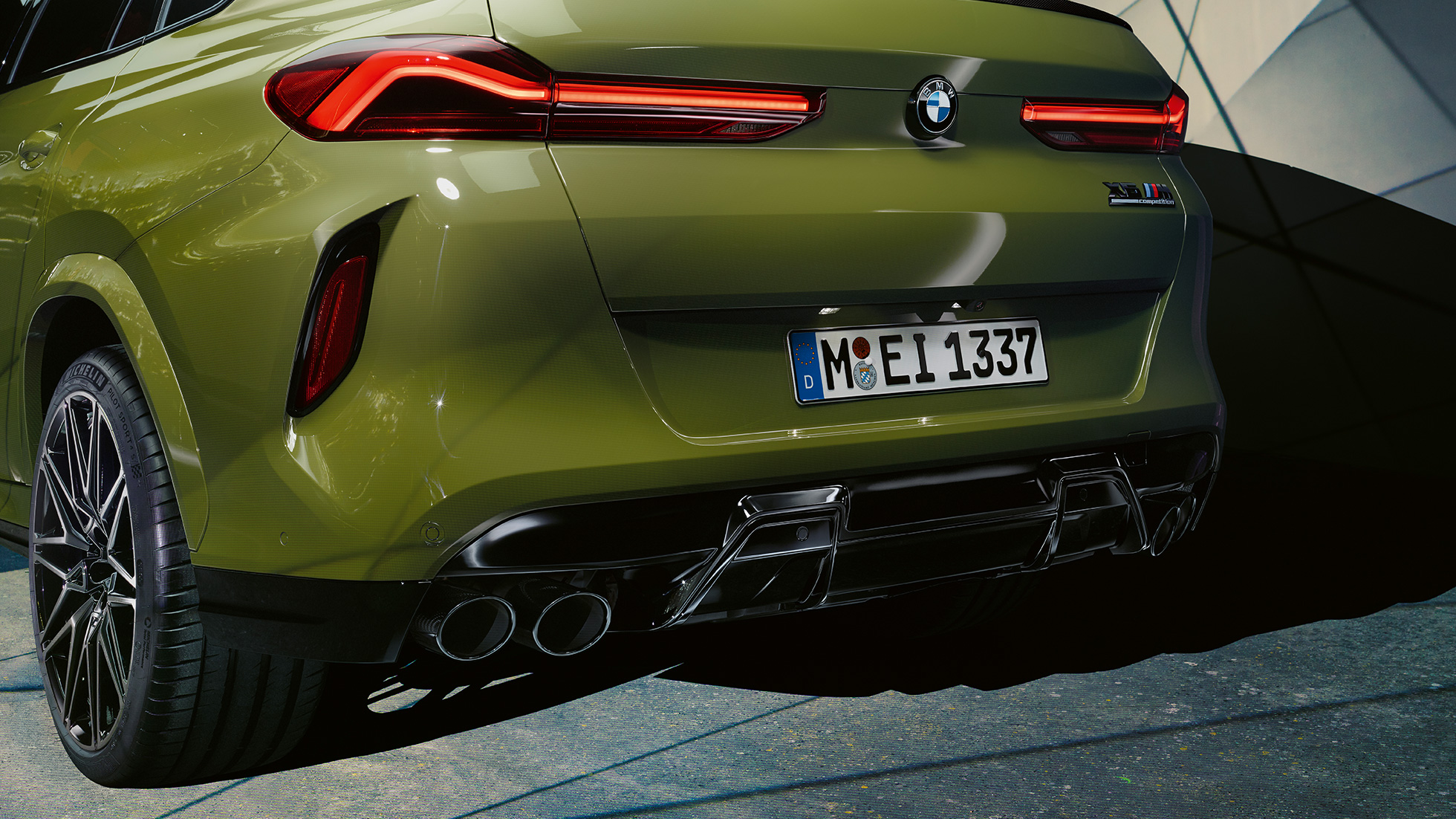 BMW X6 M Competition, 3/4 tagantvaade M Sport väljalaskesüsteemiga BMW X6 M Competition F96 toonis BMW Individual Special Paint Urban Green, kolm neljandikku tagantvaade