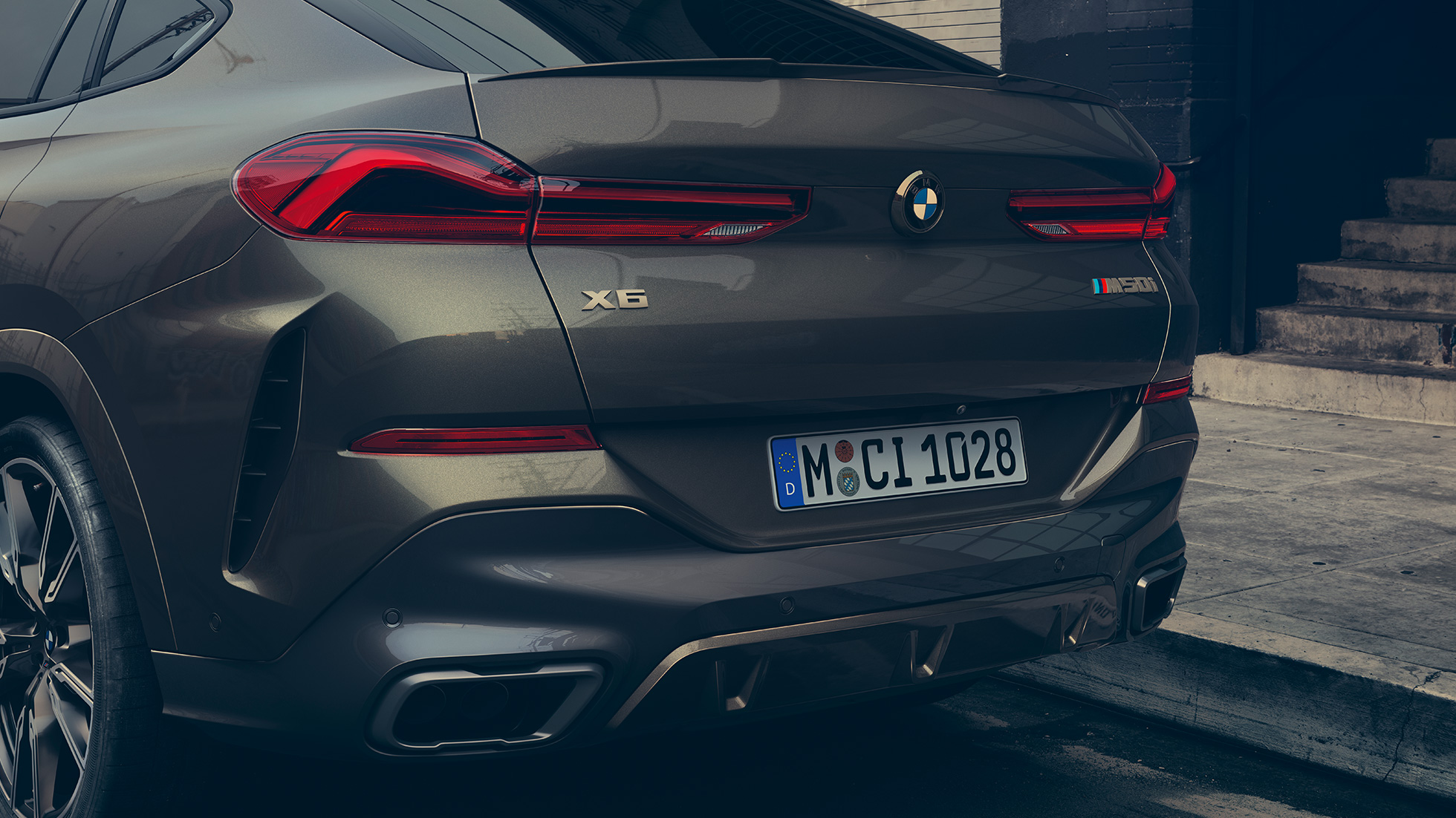 BMW X6 M50i tagantvaade Lähivaade BMW X6 M50i tagaosast