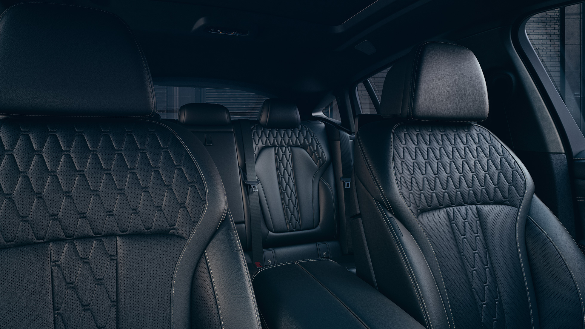 BMW X6 M50i sportistmed. Salong, fookusega BMW X6 M50i sportistmetele.