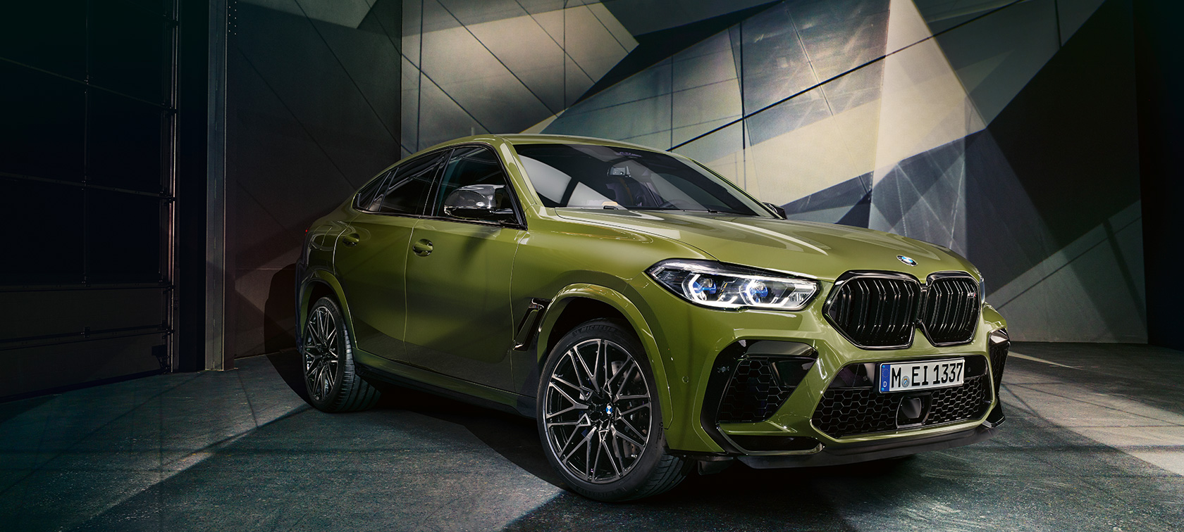 BMW X6 M Competition, külgvaade BMW X6 M Competition toonis BMW Individual Special Paint Urban Green, SUV F96 2020 külgvaade