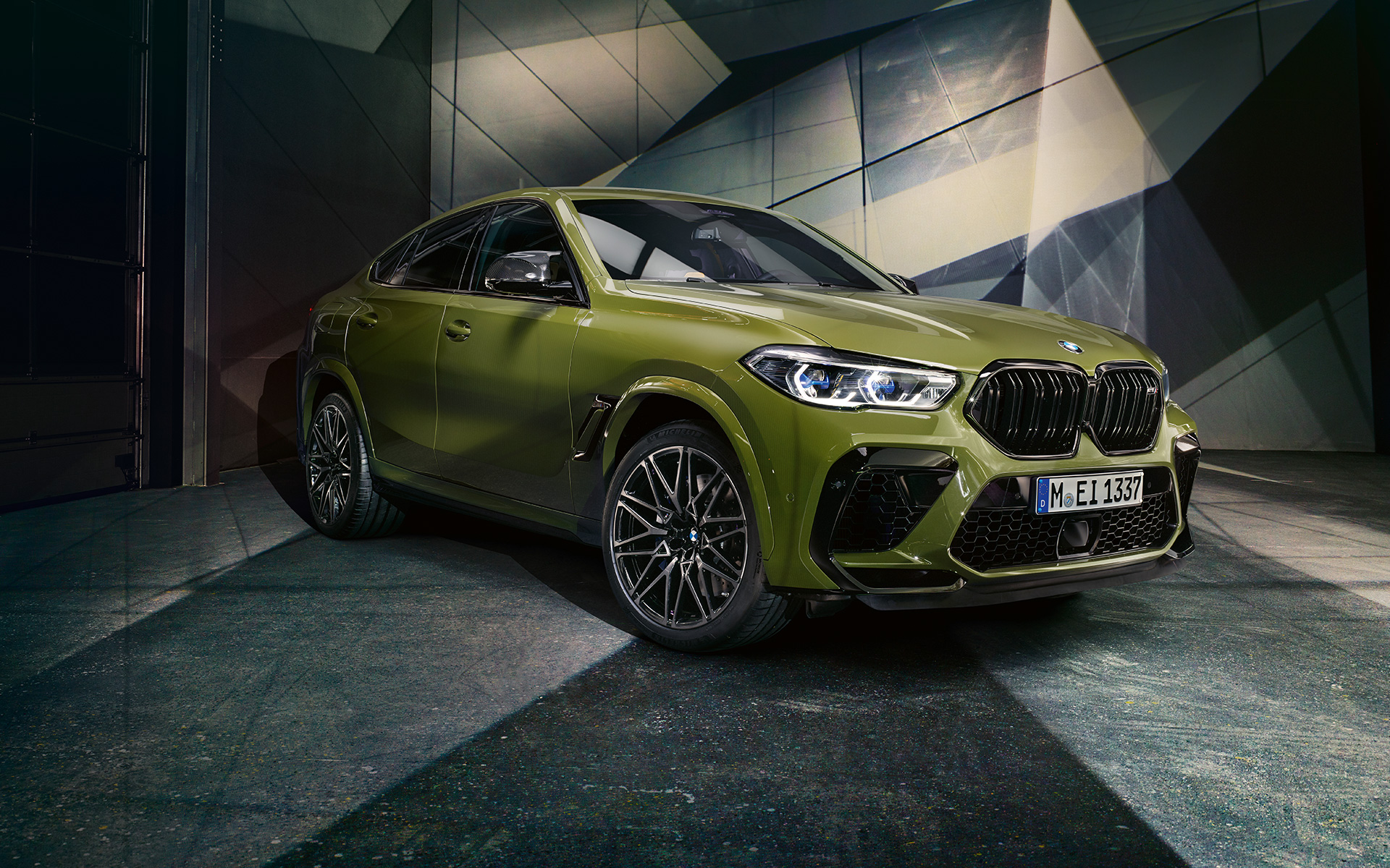 M neerukujuline iluvõre, BMW X6 M Competition F96 M neerukujuline iluvõre, BMW X6 M Competition F96 2020, maastur toonis BMW Individual Special Paint Urban Green, kolm neljandikku eestvaade