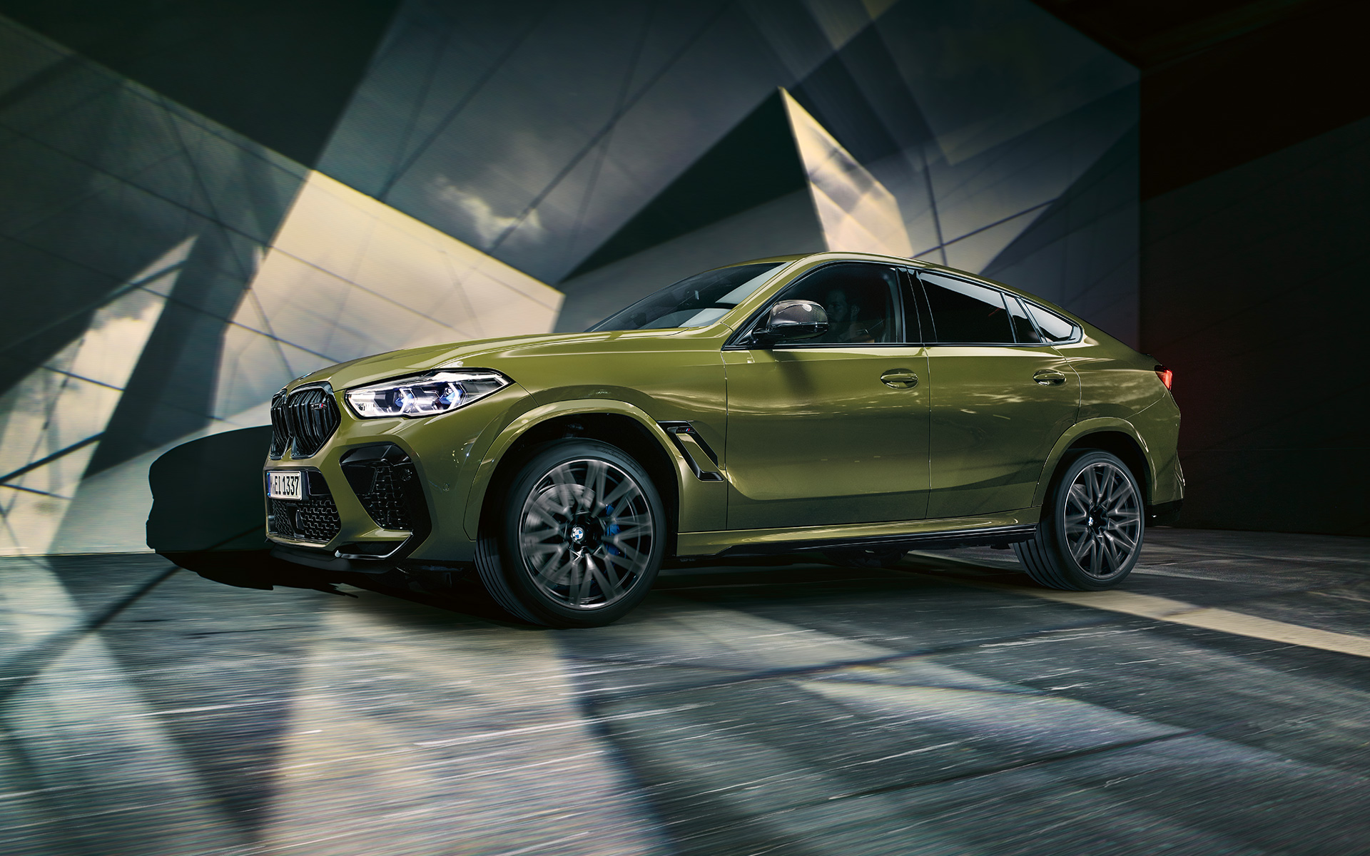 BMW X6 M Competition, külgvaade, F96 M-kergmetallvelgedega BMW X6 M Competition F96 2020, maastur toonis BMW Individual Special Paint Urban Green, külgvaade