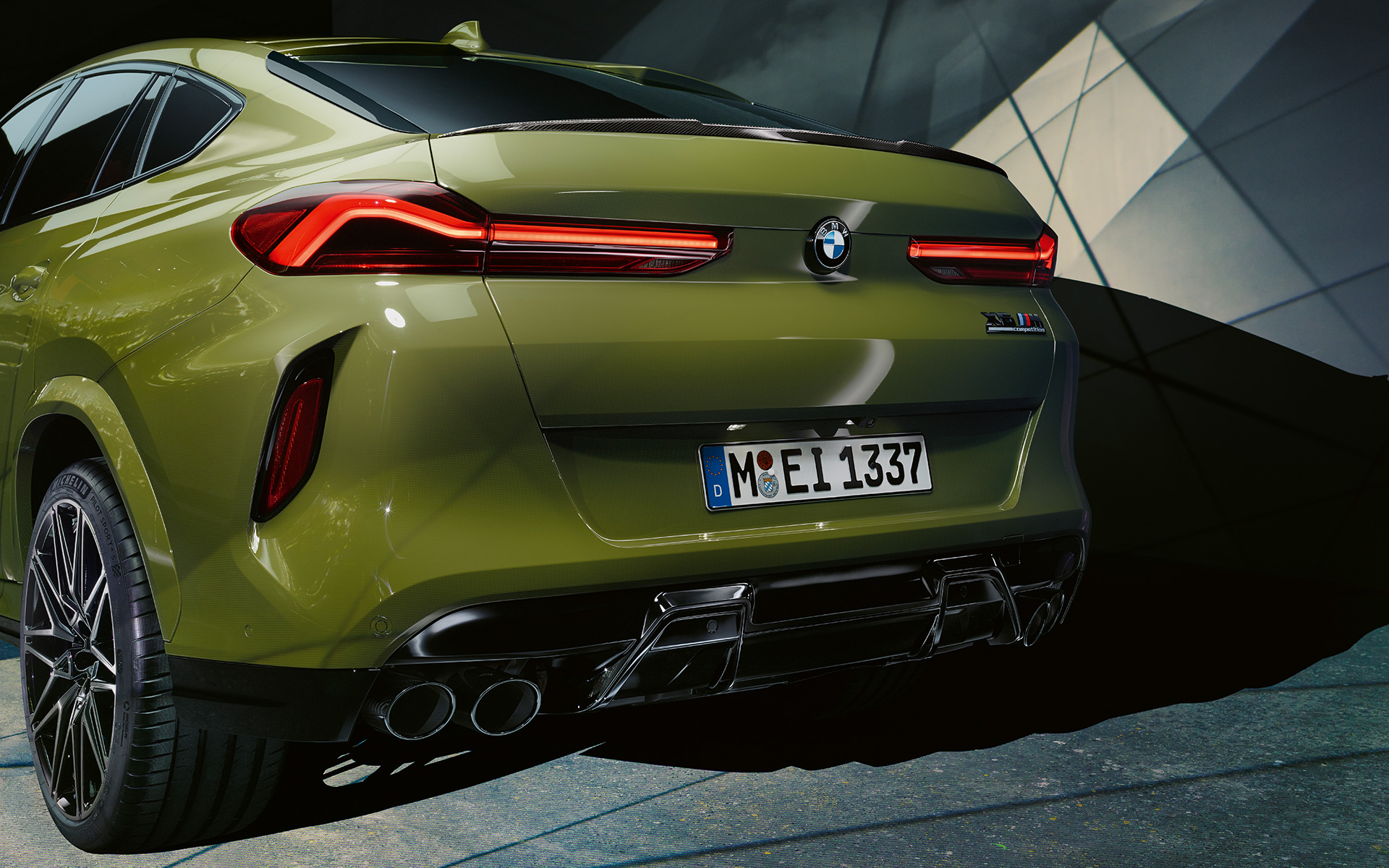 BMW X6 M Competition, kolm neljandikku tagantvaade, F96 M Sport väljalaskesüsteemiga BMW X6 M Competition F96 2020, maastur toonis BMW Individual Special Paint Urban Green, kolm neljandikku tagantvaade, lähivaade