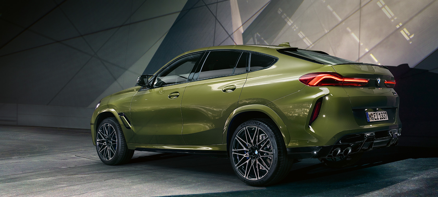 BMW X6 M Competition, kolm neljandikku tagantvaade, F96 BMW X6 M Competition F96 2020, toonis BMW Individual Special Paint Urban Green, kolm neljandikku tagantvaade