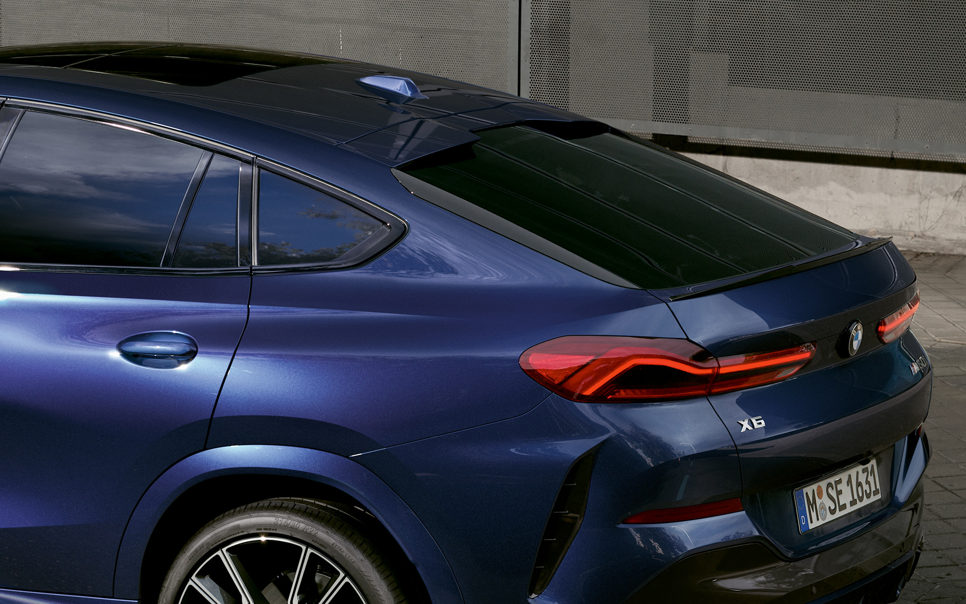 BMW X6 M60i xDrive G06 MP, tagaosa BMW X6 M60i xDrive G06 MP, tagaosa lähivõte