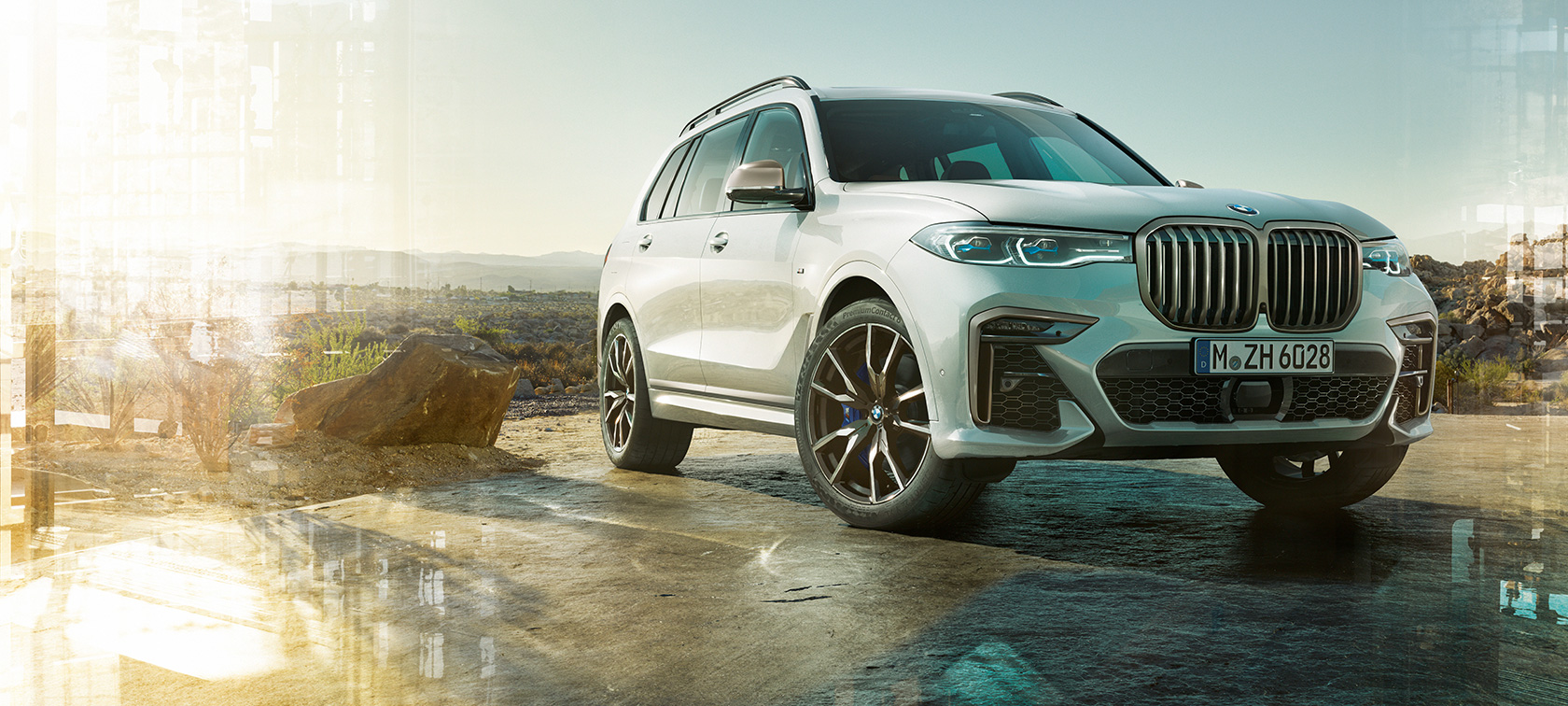 BMW X7 M-mudel, 3/4 eestvaade vasakult BMW X7 M-mudel toonis Mineral White, G07, paigal, 3/4 eestvaade vasakult