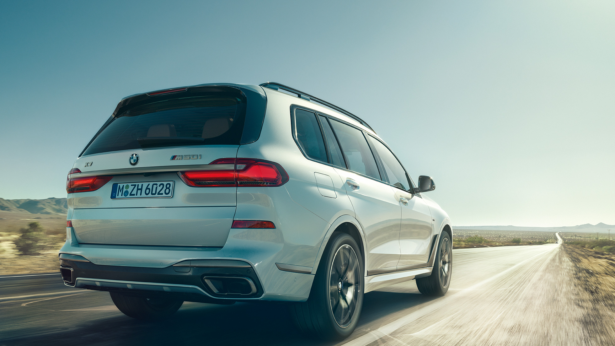 BMW X7 M50i, 3/4 tagantvaade BMW X7 M50i Mineral White, 3/4 tagantvaade, G07, 2019