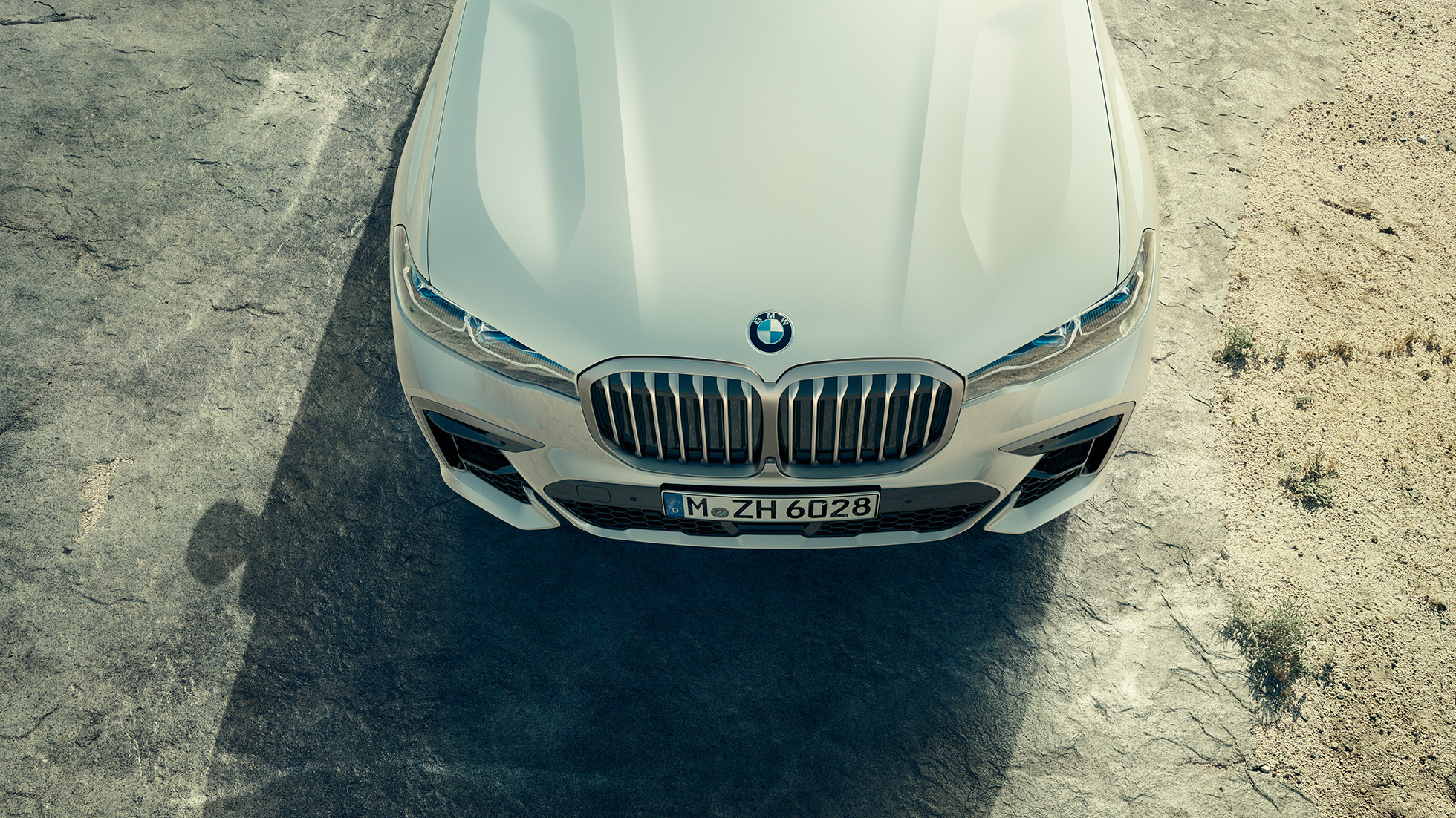 BMW X7 M-mudelid, eestvaade BMW neerukujulise iluvõrega BMW X7 M50i esiosa ja mootorikapott ülaltvaates, G07, 2019