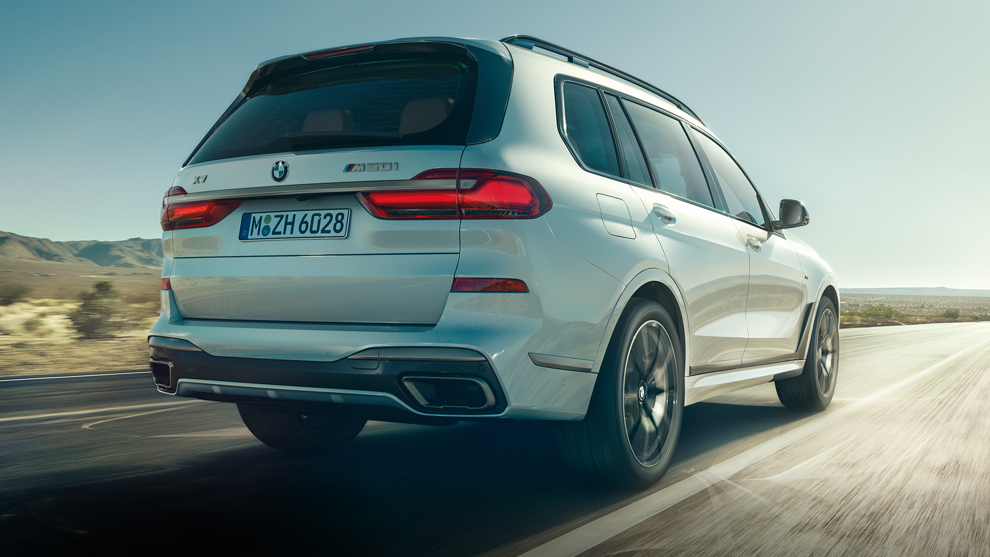 BMW X7 M50i, tagantvaade BMW X7 M50i Mineral White, sõidus, tagantvaade, G07, 2019