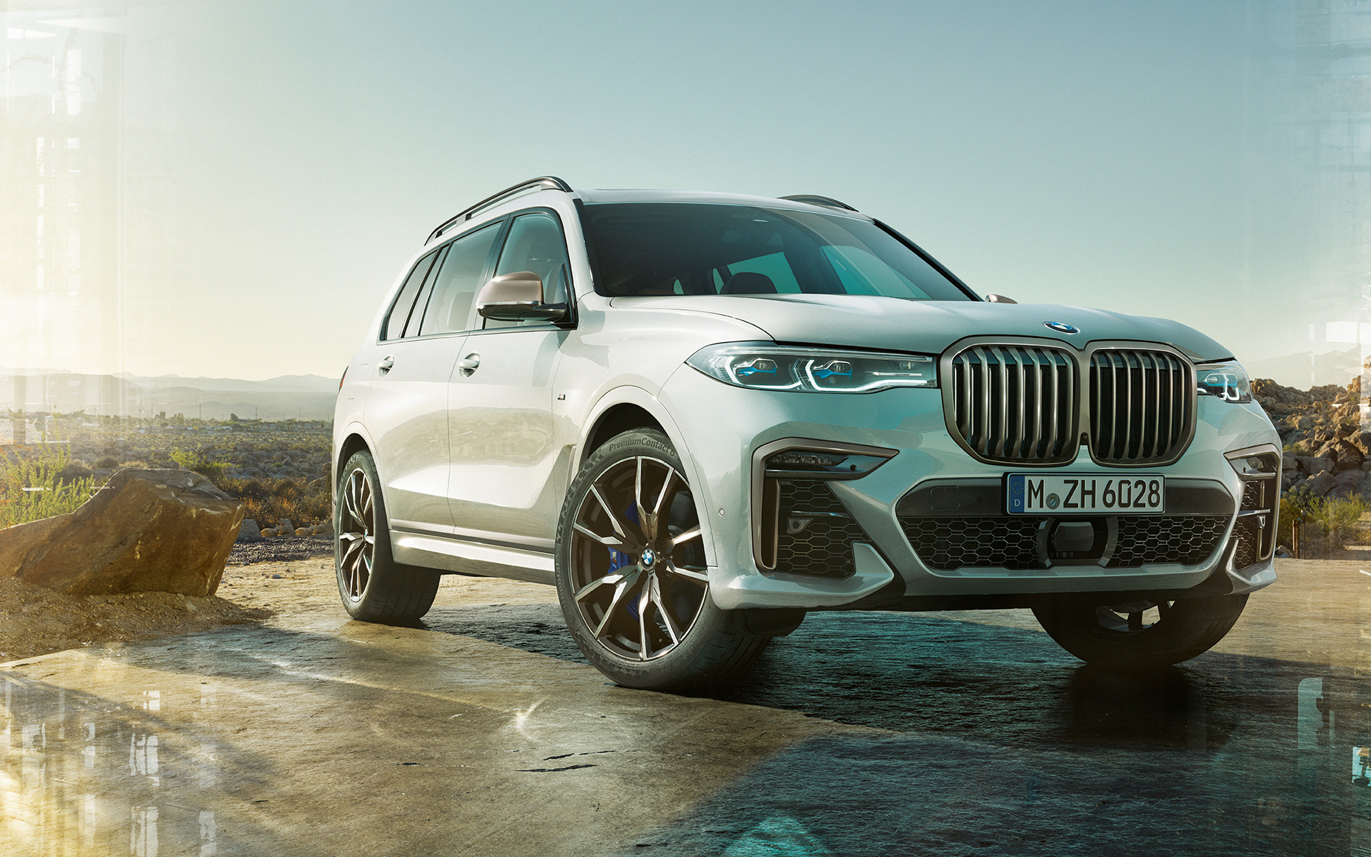 BMW X7 M50i G07 2019, Mineral White, kolm neljandikku eestvaade, seismas loodusmaastiku taustal BMW X7 M50i G07 2019, Mineral White, kolm neljandikku eestvaade, seismas loodusmaastiku taustal