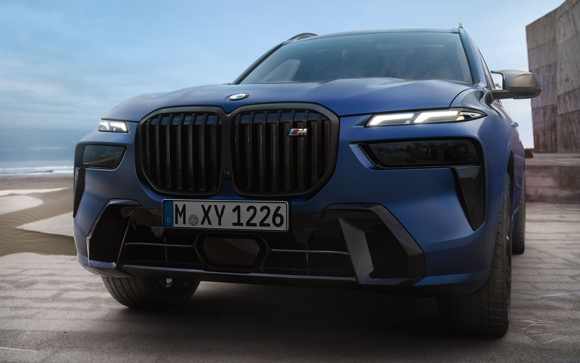 Esiosa, BMW X7 M60i G07 LCI, Frozen Marina Bay Blue, seistes, lähivõte