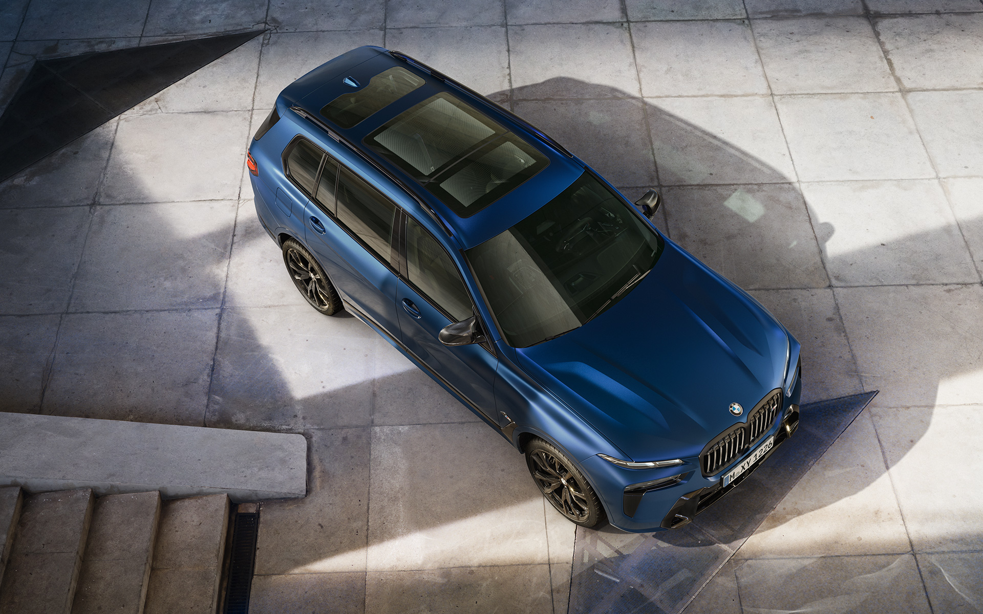 BMW X7 M60i G07 LCI, Frozen Marina Bay Blue, ülaltvaade seistes