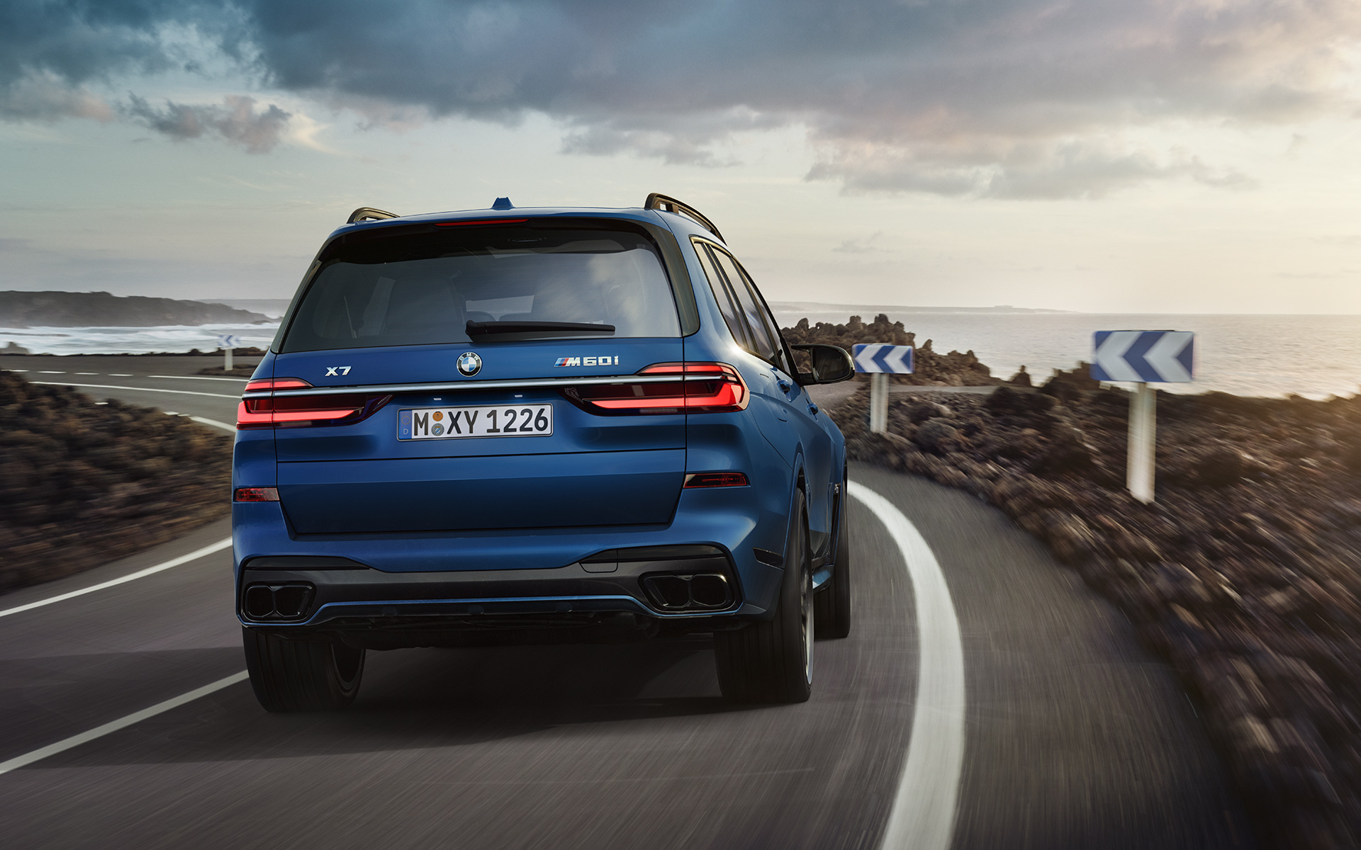 BMW X7 M60i G07 LCI, Frozen Marina Bay Blue, tagantvaade sõites