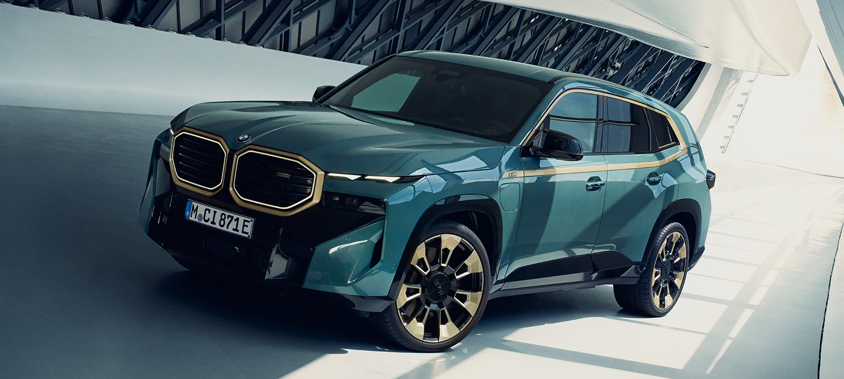 BMW XM G09 pistikhübriid, elektri jõul sõitmas BMW XM G09 pistikhübriid, elektri jõul sõitmas